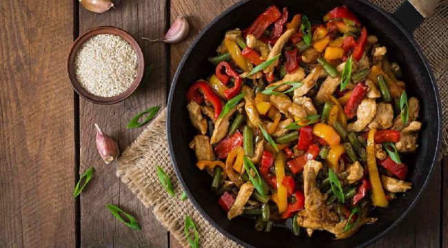 Prepare frango xadrez de coxa e sobrecoxa para variar a receita chinesa