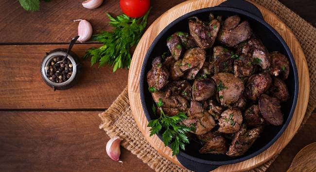 Fry de fígado de frango kaleji fry servido em folhas de alface com