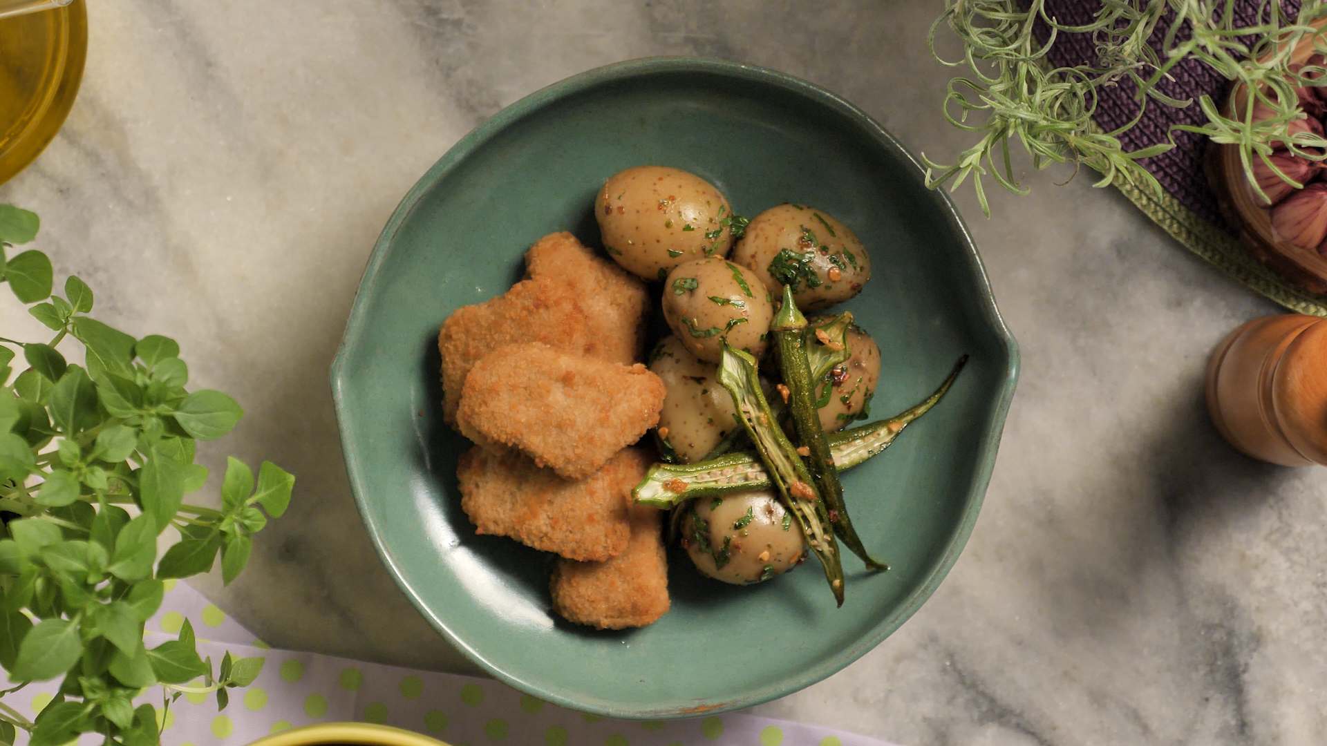 Empanado de Frango Vegetal com Batata Calabresa e Quiabo Assado
