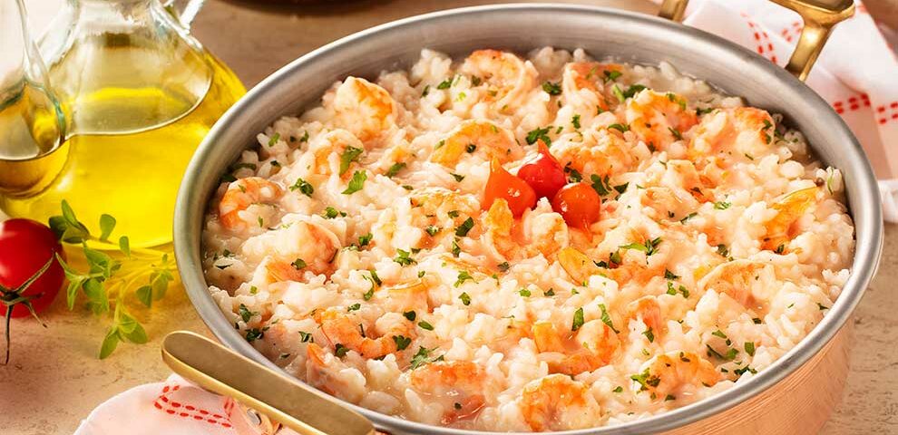 Quer fazer um jantar romântico? Aposte neste arroz de camarão cremoso e ganhe muitos elogios