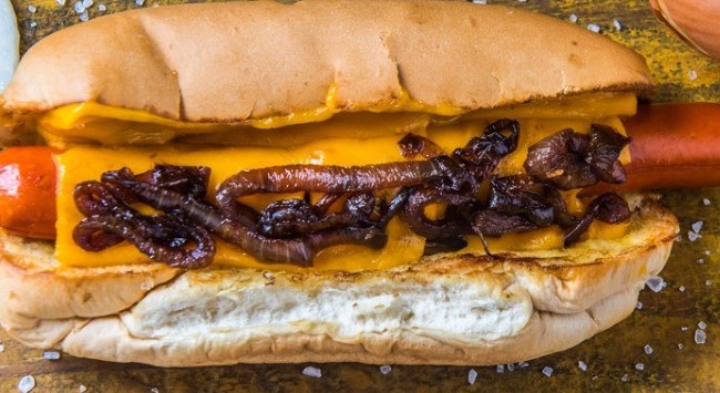 Hot Dog de Linguicinha com Molho Cremoso de Queijo e Cebola