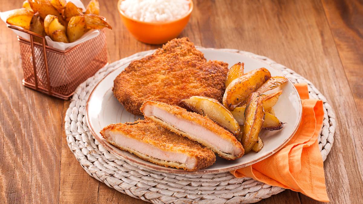 Bisteca Suína à Milanesa com Arroz Branco e Batata Rústica