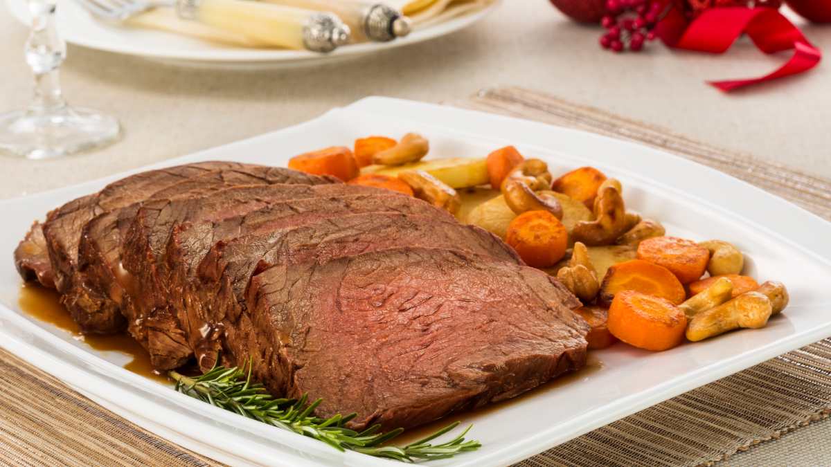 Alcatra com Molho de Cachaça, Batata e Cenoura