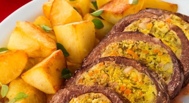 Coração de boi recheado com bacon e servido com batatas douradas.