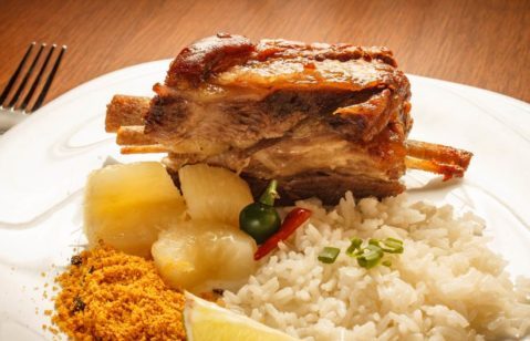 costela minga com arroz, batata e farofa