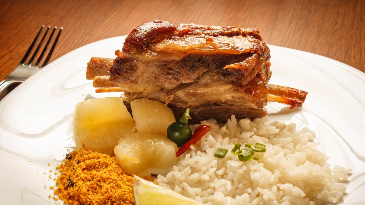 costela minga com arroz, batata e farofa