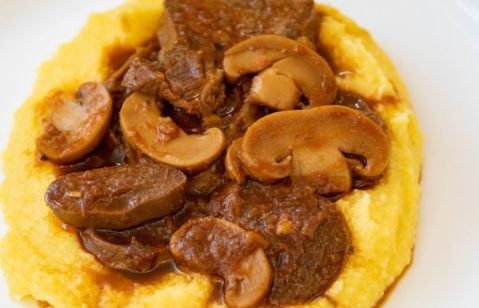 língua de boi com purê de batatas e champignon