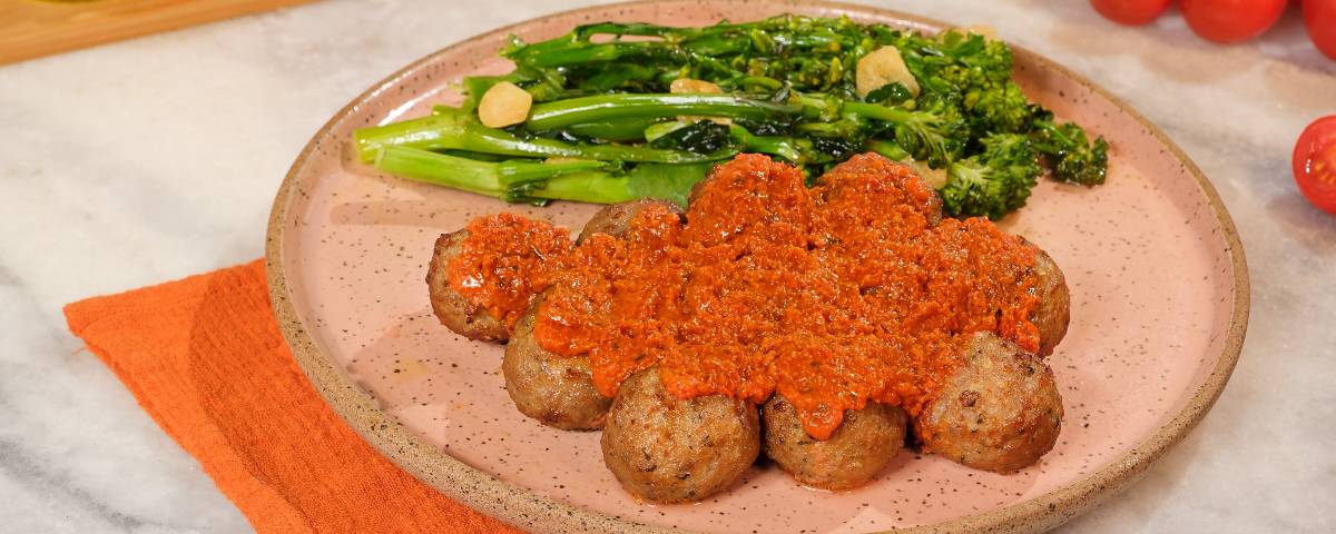 Almôndegas Assadas com Salada de Brócolis