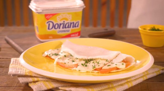 Tapioca recheada em um prato amarelo.