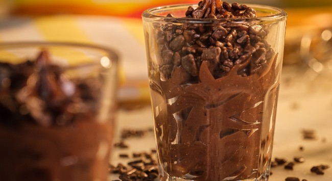 brigadeiro de colher servido no copo.