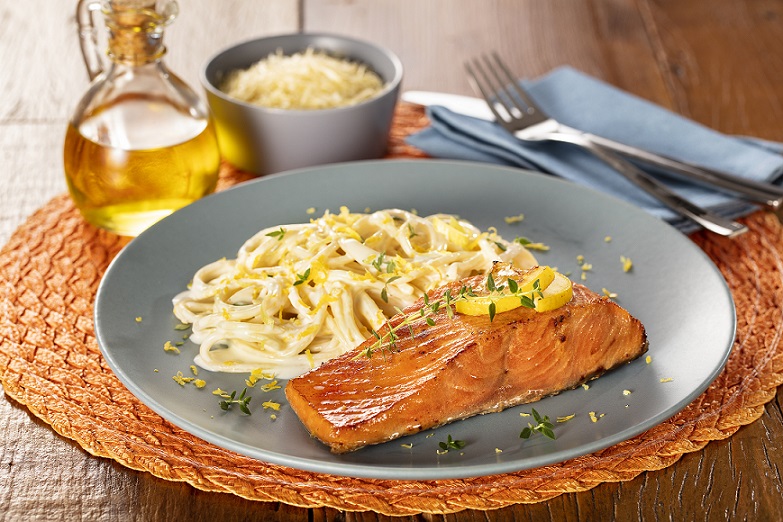filé de salmão com macarrão ao limone