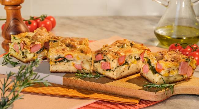 quatro pedaços de torta de salsicha com espinafre feita no liquidificador