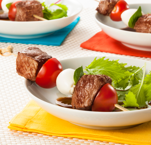 Espetinhos caprese de patinho