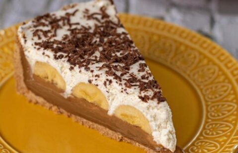 fatia de torta banoffe servida em prato amarelo
