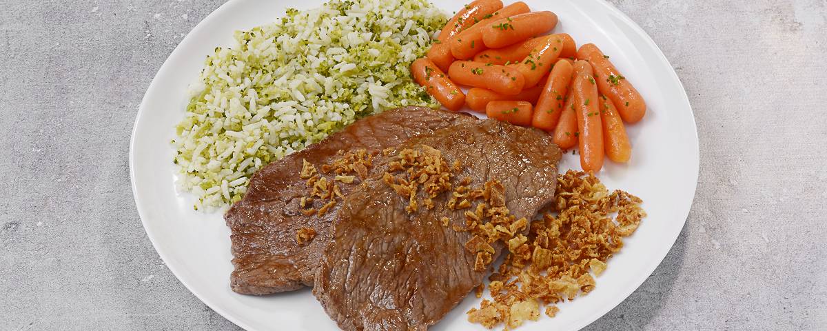 Bife de Coxão Mole com Arroz de Brócolis, Cenoura e Cebola Crispy