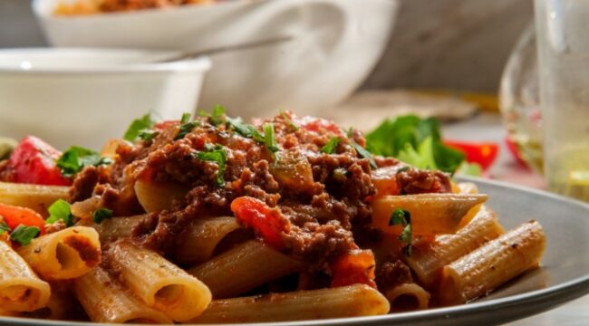 penne com ragu de linguiça