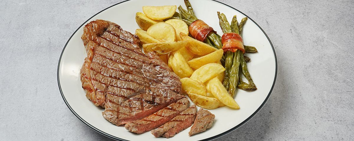 Bife de Chorizo Com Batatas Rústicas e Vagem Enrolada no Bacon