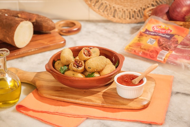 Bolinho de Aipim com Jerked Suíno Desfiado