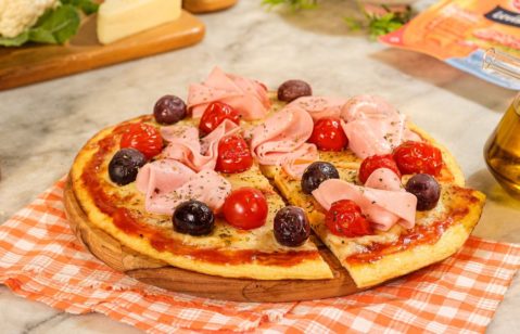 Pizza low carb com levíssimo e massa caseira