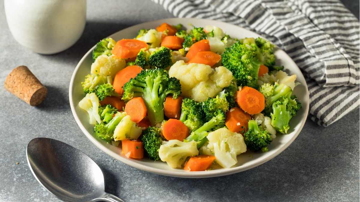 Saborosos cubinhos de frango com um mix delicioso de legumes