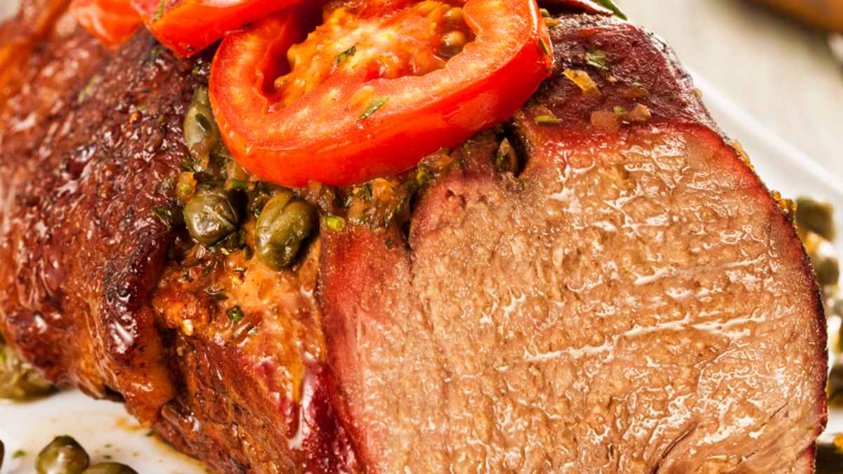 Coração de Alcatra Assado com Molho de Alcaparras e Tomates Grelhados