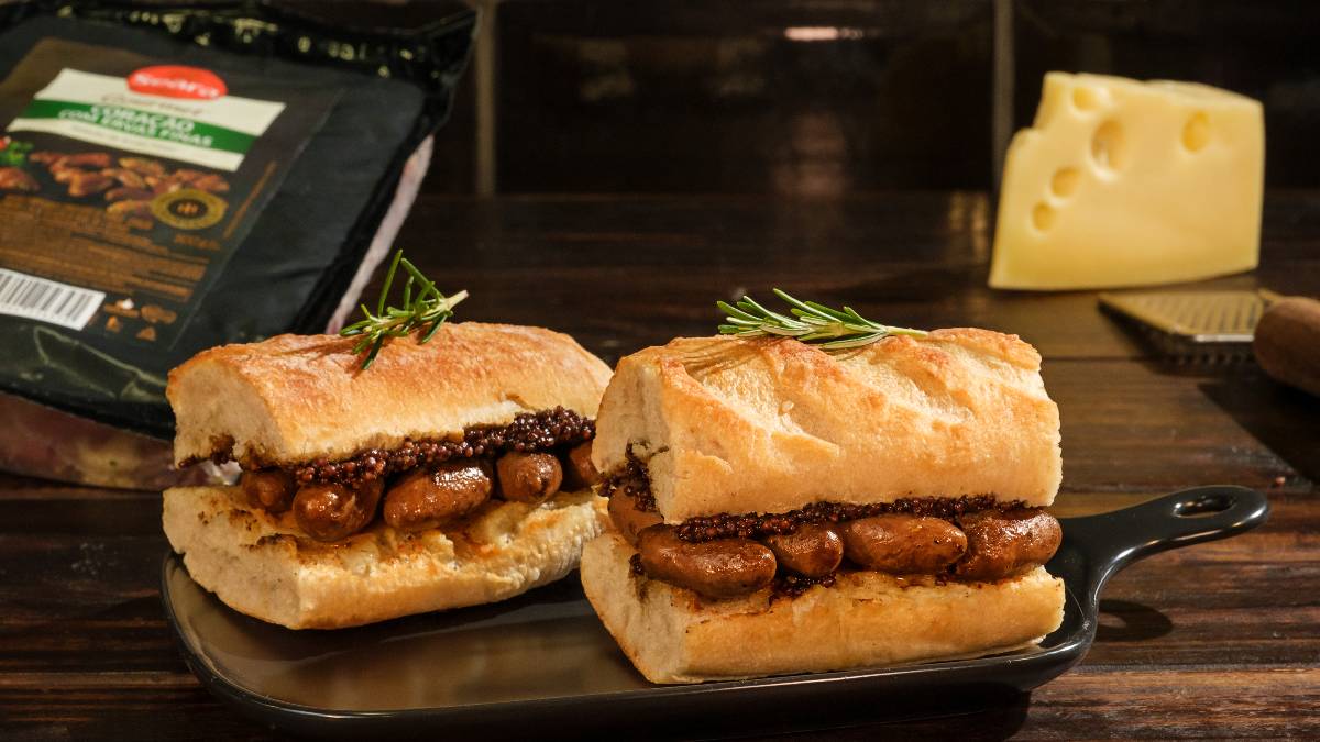 Sanduíche de Coração de Frango e Molho de Mostarda e Cerveja