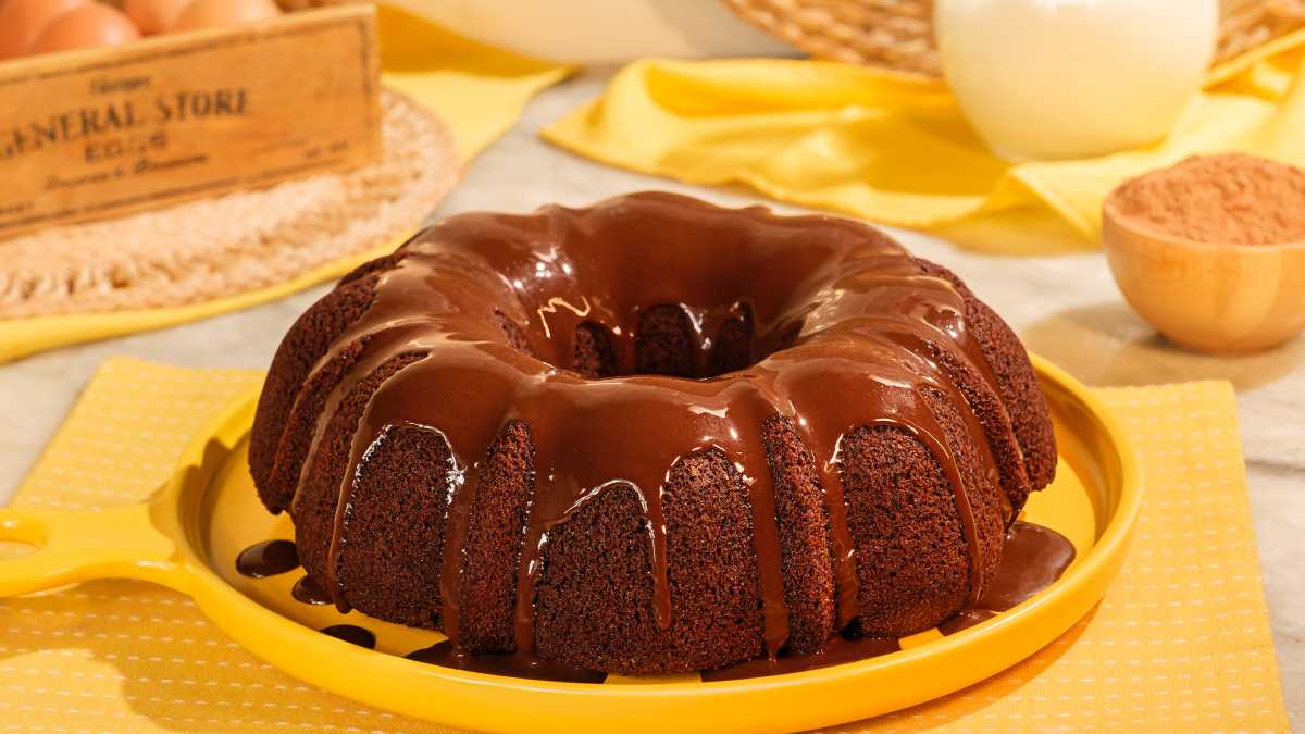 Desfrute da delícia de um bolo de chocolate com cobertura de