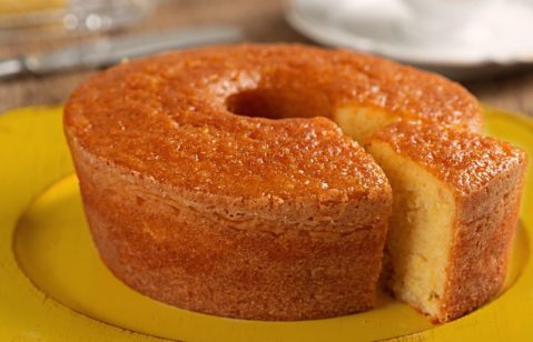 Bolo de trigo em cima de prato amarelo ao centro e em destaque.