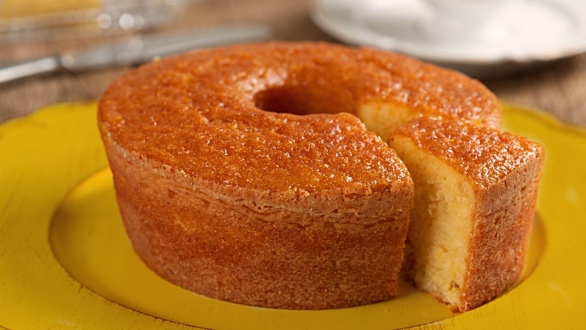 Receita de bolo de trigo simples para fazer em minutos; fica uma