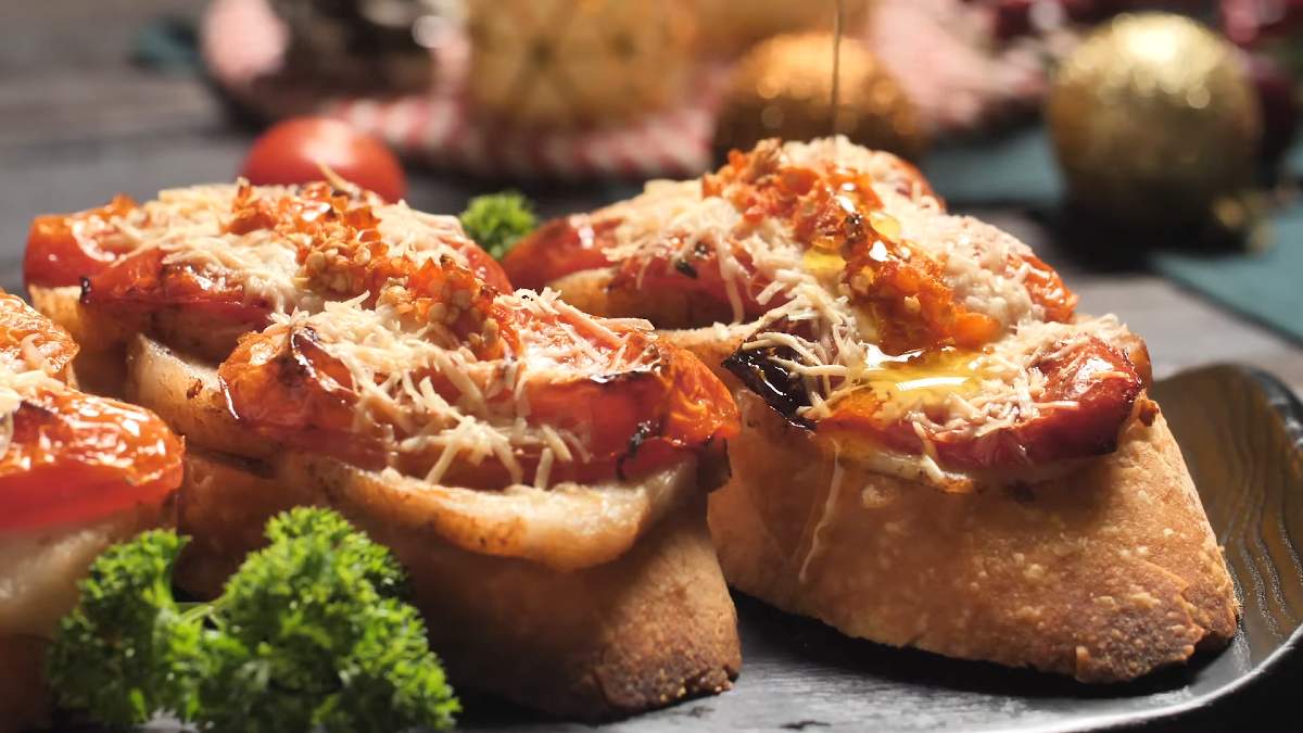 Bruschetta de Panceta com Tomate Assado, Parmesão e Pimenta Biquinho