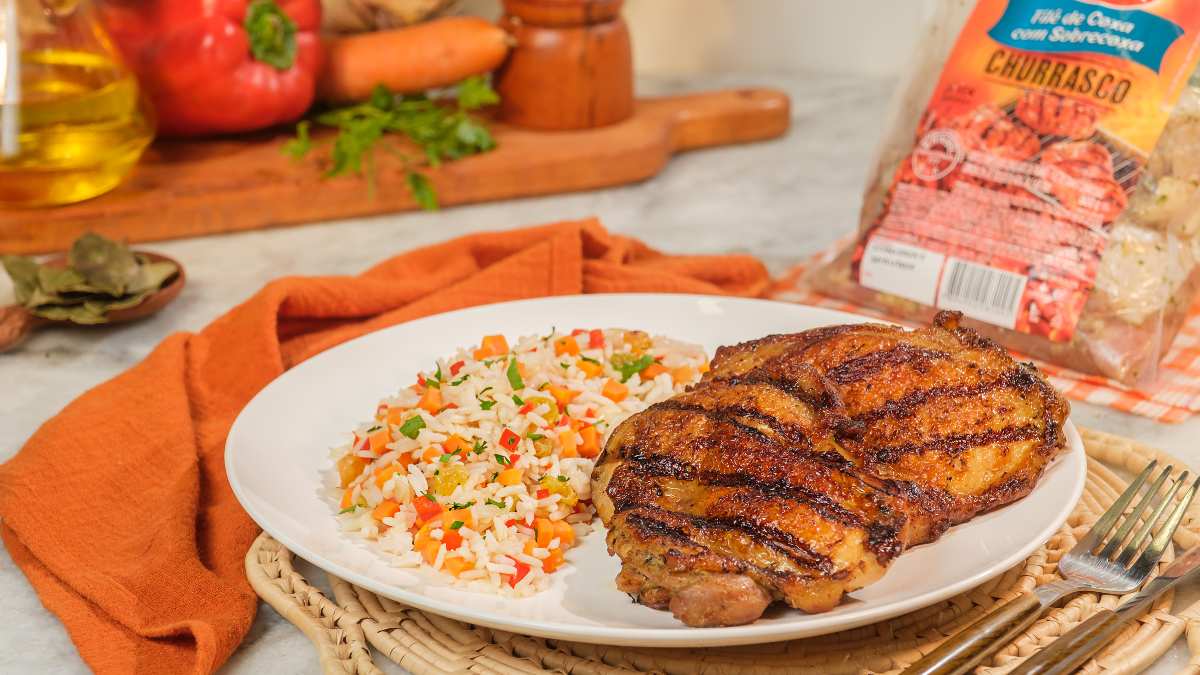 Filé de Coxa e Sobrecoxa Temperado e Arroz à Grega