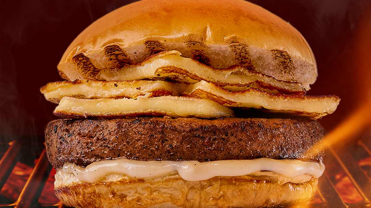 Hambúrguer de Picanha com Queijo Coalho e Maionese de Alho Assado