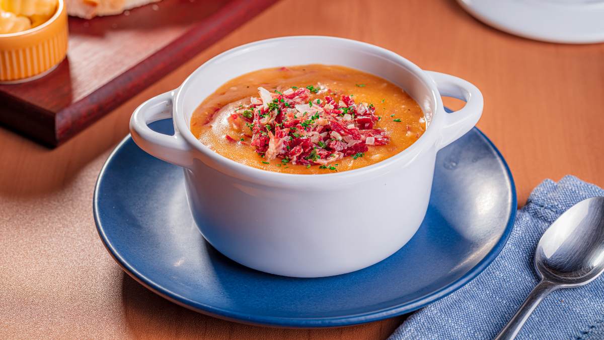 Caldo de Mandioca com Carne Desfiada