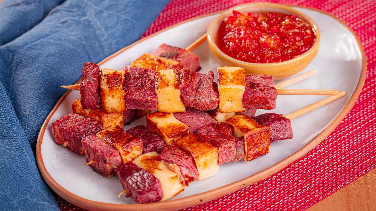 Espetinho de Jerked com Queijo Coalho