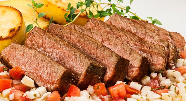bifes de coxão mole grelhados e servidos com vinagrete de palmito.
