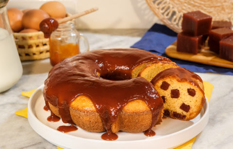 salsicha frankfurt em uma tabua de madeira com molho