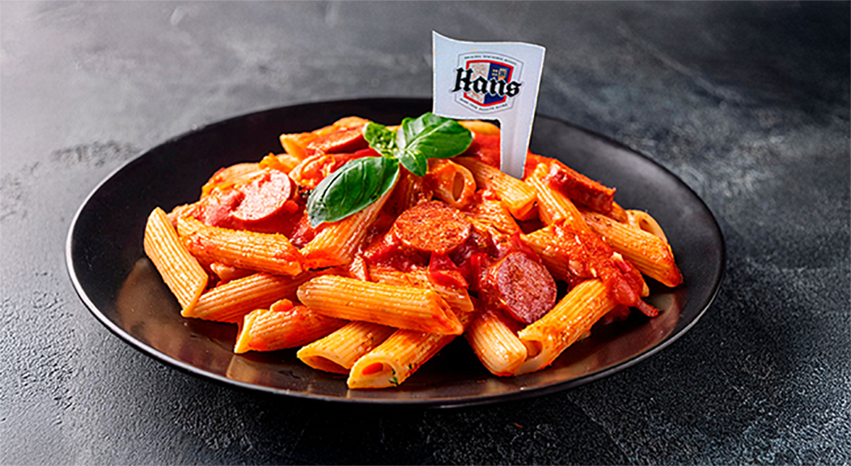 Penne com salsicha Viena e molho de tomate picante