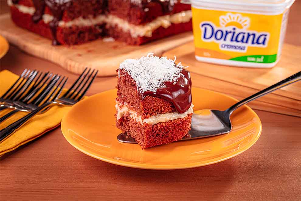 Delicioso pedaço de bolo de chocolate com cobertura