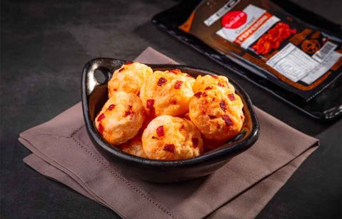 Bolinho de queijo com pedaços de bacon delicioso
