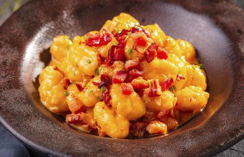 Nhoque cremoso com bacon crocante