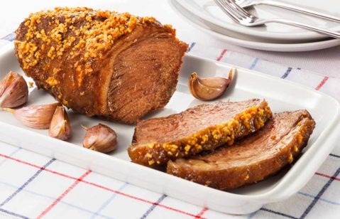Carne assada com alho e crosta crocante em prato