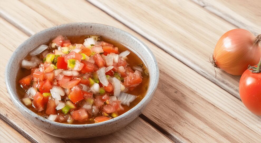 Tigela de molho de tomate fresco com cebola