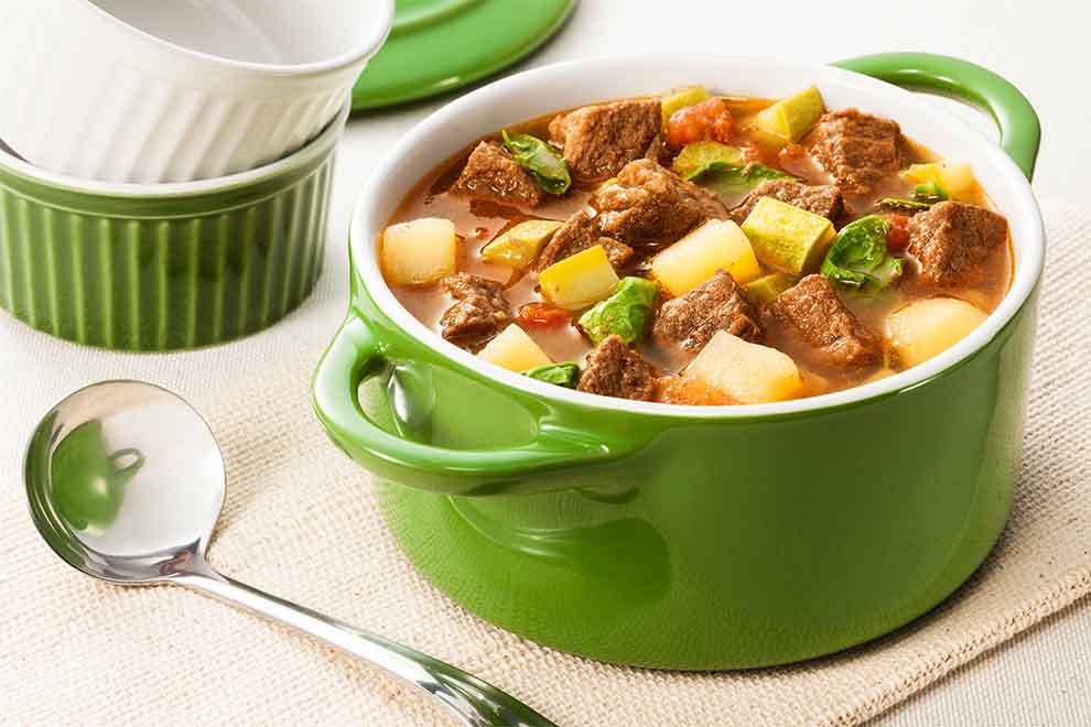 Sopa quente de carne com legumes frescos