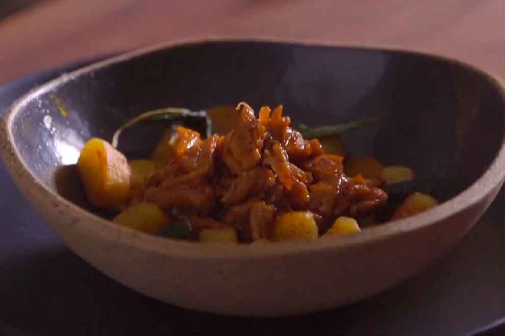 Prato com carne desfiada e vegetais coloridos