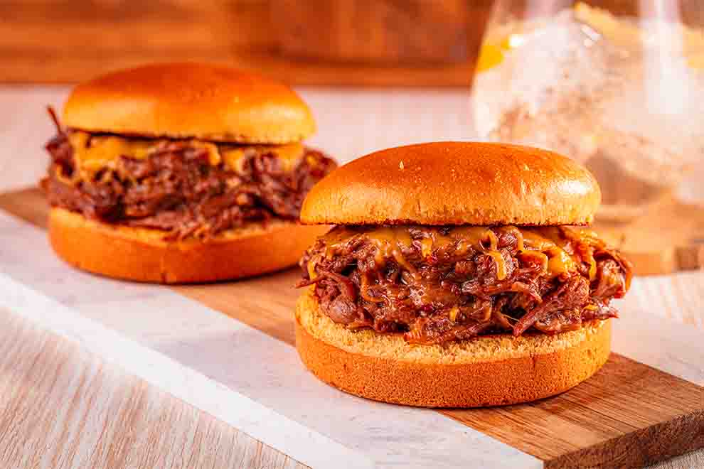 Deliciosos hambúrgueres com carne desfiada e queijo