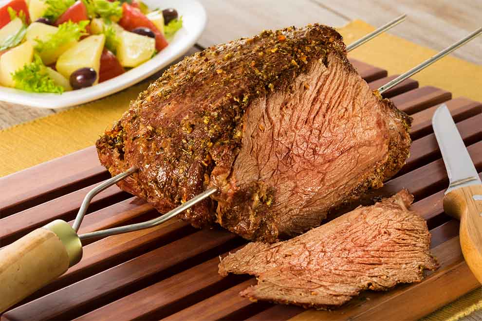 Carne assada com tempero e salada colorida ao fundo