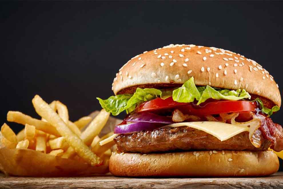 Sanduíche de hambúrguer com batatas fritas ao lado