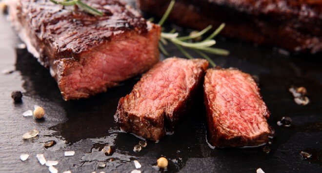 Carne grelhada suculenta com temperos e ervas