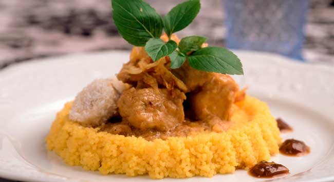 Prato de cuscuz com carne e ervas frescas