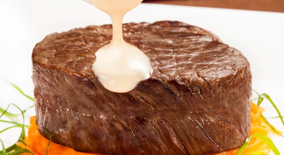 Filé mignon com molho cremoso e purê de batata.